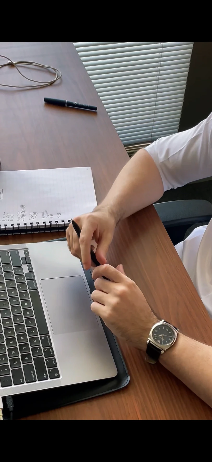Profissional analisando dados em reunião no escritório da Elevare