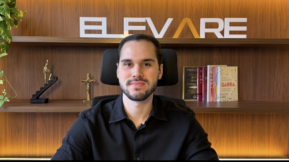 João, fundador da Elevare Investimentos, no escritório da empresa